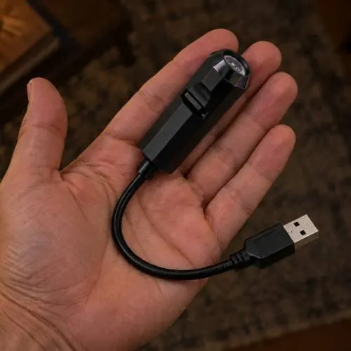 Hand met de ZoomySky mini projector om te laten zien hoe klein hij is